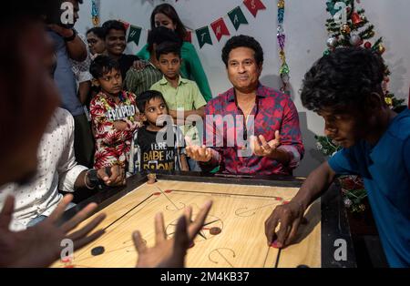 Mumbai, India. 21st Dec, 2022. MUMBAI, INDIA - 21 DICEMBRE: Sachin Tendulkar effettua una visita a sorpresa con sua moglie Anjali Tendulkar a Happy Feet Home (HFH), un centro di cure palliative per bambini e giovani adulti, per celebrare con loro l'inizio del Natale, a Sion il 21 dicembre 2022 a Mumbai, India. (Foto di Satish Batate/Hindustan Times/Sipa USA) Credit: Sipa USA/Alamy Live News Foto Stock