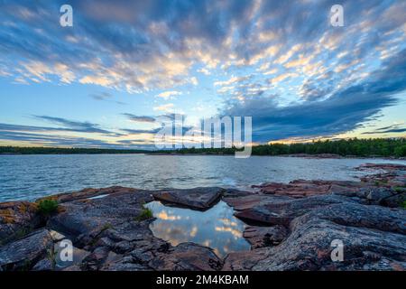 Nuvole al tramonto sulla Georgian Bay , Killarney, Ontario, Canada Foto Stock