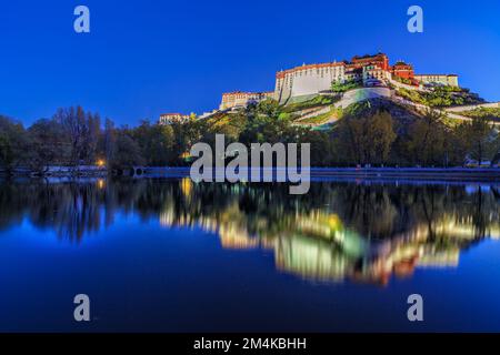 (FILE) l'antico complesso del palazzo: Palazzo Potala, Lhasa, Tibet, Cina, ottobre 19, 2022. Foto Stock