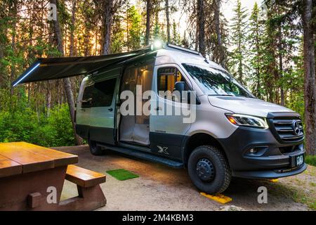 Vista crepuscolo del camper Airstream Interstate 24X 4WD; parco provinciale di Ten Mile Lake; Quesnel; British Columbia; Canada Foto Stock