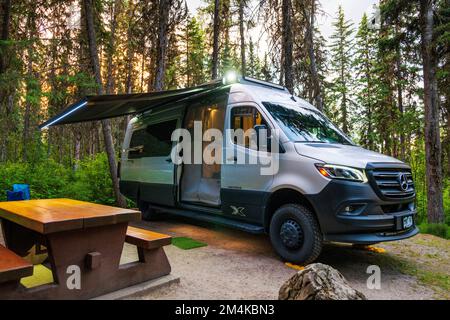 Vista crepuscolo del camper Airstream Interstate 24X 4WD; parco provinciale di Ten Mile Lake; Quesnel; British Columbia; Canada Foto Stock