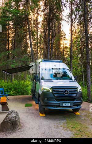 Vista crepuscolo del camper Airstream Interstate 24X 4WD; parco provinciale di Ten Mile Lake; Quesnel; British Columbia; Canada Foto Stock