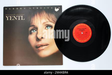 Yentl è un dramma musicale romantico americano del 1983 con Barbra Streisand. Album della colonna sonora sulla copertina dell'album LP con dischi in vinile Foto Stock