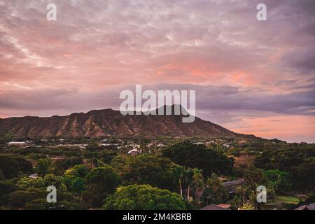 Un paesaggio di un bellissimo tramonto sul Paradise Cove Luau, Hawaii. Foto Stock