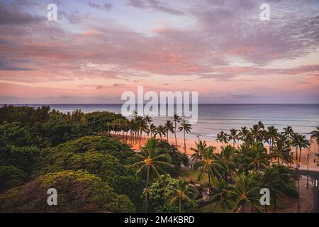 Un paesaggio di un bellissimo tramonto sul Paradise Cove Luau, Hawaii. Foto Stock