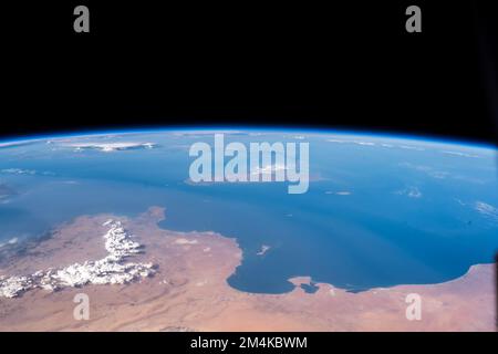 Veduta aerea dallo spazio delle coste mediterranee di Tunisia e Libia e dell'isola italiana di Sicilia. Elementi di immagine potenziati digitalmente dalla NASA Foto Stock