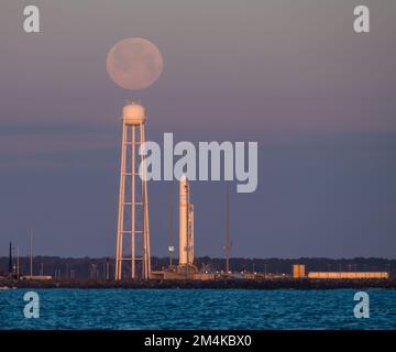 Un razzo Northrop Grumman Antares che trasporta un veicolo spaziale Cygnus rifornito durante l'alba, presto lancio. Ottimizzato digitalmente. Elementi di immagine della NASA Foto Stock