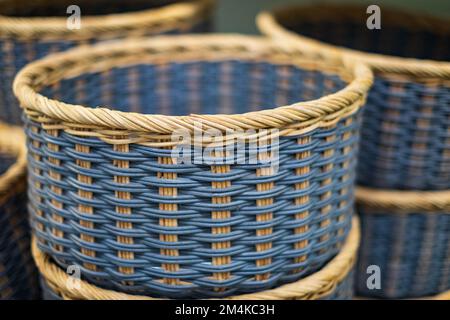 Collezione di cestini in rattan blu fatti a mano. Cesto di vimini fatto a mano in bambù naturale e rattan. Artigianato fatto a mano. Nessuno Foto Stock