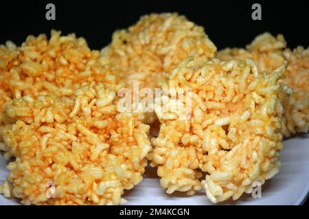 Rengginang, a base di riso glutinoso, salato e croccante. Foto Stock