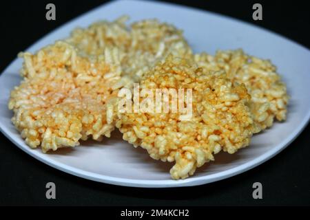Rengginang, a base di riso glutinoso, salato e croccante. Foto Stock