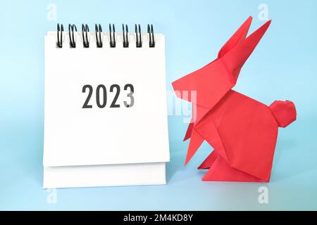 Cinese nuovo anno 2023 anno del concetto di coniglio. calendario da tavolo 2023 con origami di coniglio rosso. Foto Stock