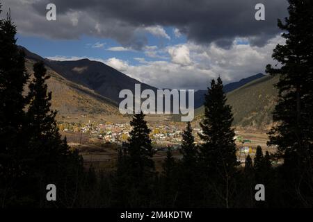 Silverton, Colorado, una piccola città delle montagne di San Juan lungo l'autostrada da milioni di dollari. Foto Stock