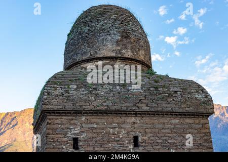 La doppia cupola di Balo kaley gumbat nella valle di Swat, Pakistan Foto Stock