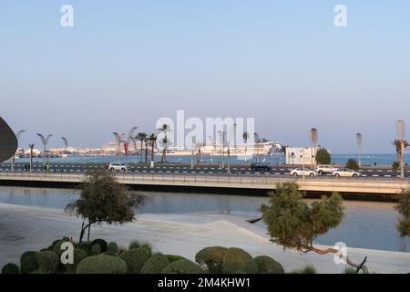 Vista sulla Corniche di Doha dal Museo Nazionale del Qatar. Foto Stock