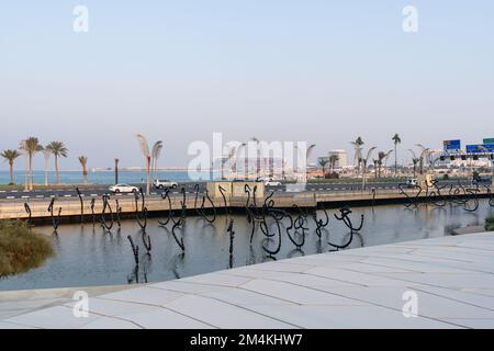 Vista sulla Corniche di Doha dal Museo Nazionale del Qatar. Foto Stock