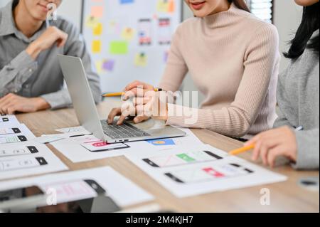 Un team di sviluppatori professionisti di applicazioni mobili e siti Web asiatici della generazione Y è presente alla riunione. immagine ritagliata Foto Stock