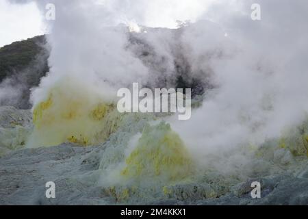 Nuvole di vapore che si innalzano dalle bocche vulcaniche Foto Stock