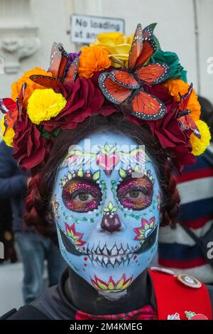 Inghilterra, East Sussex, Eastbourne, partecipante alla Processione annuale della Bonfire Society Foto Stock