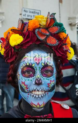 Inghilterra, East Sussex, Eastbourne, partecipante alla Processione annuale della Bonfire Society Foto Stock