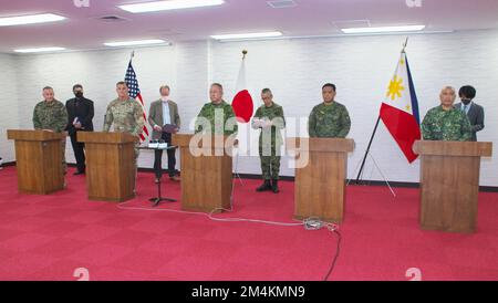 (L-R)STATI UNITI Pacific Marine Corps Commander, Lt Gen. William M. Jurney, Commander, USA Comandante del comando del Pacifico, Gen. Charles A. Flynn, Capo dello Stato maggiore della forza di difesa di terra del Giappone, Gen. Yoshihide Yoshida, esercito filippino, comandante, Lit Gen. Romeo S. Brawner Jr e comandante del corpo dei Marine delle Filippine, MGEN Charlton Sean M. Gaerlan partecipano alla Conferenza stampa congiunta di alto livello militare di Giappone-USA-Filippine a Camp Asaka a Tokyo, Giappone il 11 dicembre 2022. Credit: AFLO/Alamy Live News Foto Stock