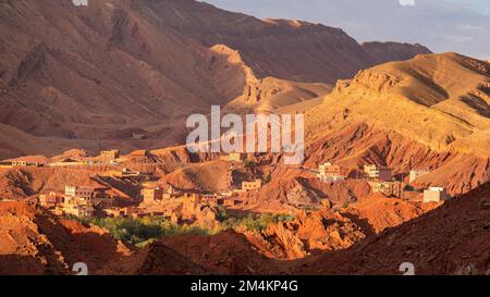 AIT Ibriren, Boumalne Dades, Marocco - 24 novembre 2022: Vista di un tipico villaggio marocchino nelle montagne dell'Atlante. Foto Stock