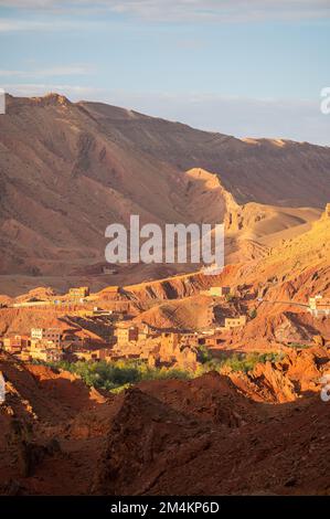 AIT Ibriren, Boumalne Dades, Marocco - 24 novembre 2022: Vista di un tipico villaggio marocchino nelle montagne dell'Atlante. Foto Stock