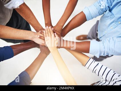 Le mani che si uniscono sono mani che vincono. un gruppo di uomini d'affari che si uniscono alla solidarietà. Foto Stock