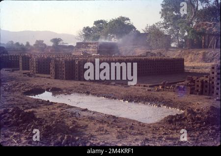 Il processo di fabbricazione del mattone coinvolge i seguenti punti:- preparazione dell'impasto di creta che modella che asciuga che cuoce raffreddando Foto Stock