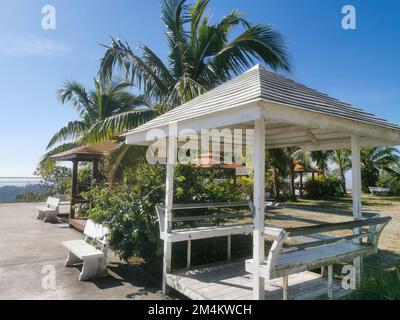 Un gazebo tailandese in legno con palme da cocco e paesaggio a Phuket, Thailandia. Architettura asiatica, concetto di parco e all'aperto. Foto Stock