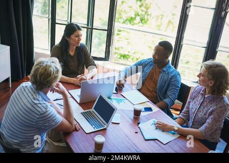 Il team collaborativo è un team produttivo. un gruppo diversificato di uomini d'affari che hanno una riunione in un ufficio moderno. Foto Stock