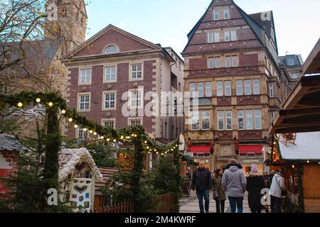 Dortmund. GERMANIA. 13 DICEMBRE 2022. Lo spirito del mercato di Natale. Festeggiamo le vacanze di Natale. Luci, carosello, piccole case al mercato nel centro della città w Foto Stock