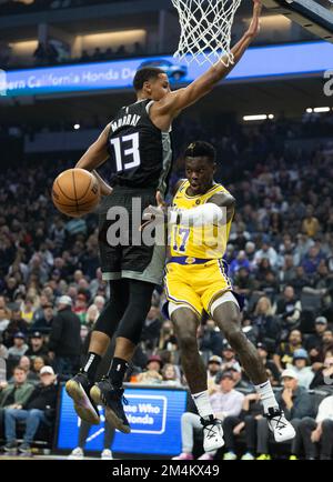 Sacramento, California, Stati Uniti. 21st Dec, 2022. La guardia dei Lakers di Los Angeles Dennis Schroder (17) passa intorno a Sacramento Kings in avanti Keegan Murray (13) nel primo tempo durante una partita al Golden 1 Center di Sacramento, mercoledì 21 dicembre 2022. (Credit Image: © Paul Kitagaki Jr./ZUMA Press Wire) Foto Stock