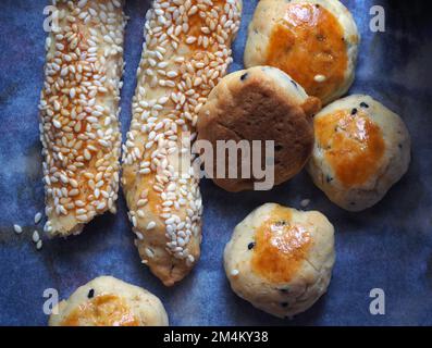 Spuntini tradizionali fatti in casa. Bastoncini di pane al sesamo salato, biscotti. Sfondo pasticceria. Foto Stock