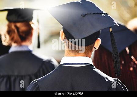 La strada inizia qui. Foto retroguardia degli studenti il giorno della laurea. Foto Stock