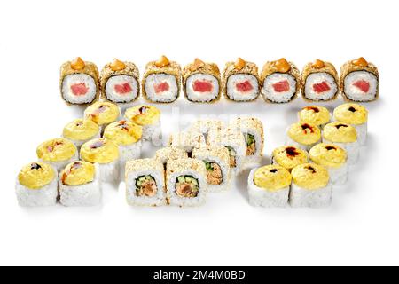 Set di uramaki al forno, California, con salmone fritto e tempura con tonno Foto Stock
