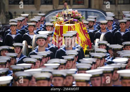 Foto del file datata 19/09/22 della bara della Regina Elisabetta II portata da portatori di pallandieri che lasciano il funerale di Stato tenuto a Westminster Abbey, Londra. I fotografi del PA scelgono le loro foto migliori delle storie più grandi del 2012. Hanno condiviso informazioni sulle storie dietro le immagini che hanno contribuito a definire il 2022. Dai funerali della Regina alla guerra in Ucraina, i fotografi dell'agenzia di stampa PA hanno scattato foto che catturano alcuni dei momenti più storici dell'anno. Qui scelgono le loro foto preferite e condividono informazioni sulle storie che hanno contribuito a definire il 2022. Data di pubblicazione: Giovedì Foto Stock