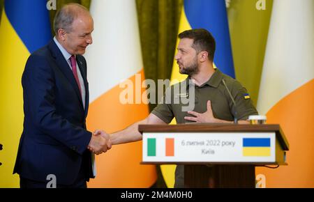 Foto del file datata 06/07/22 del presidente ucraino Volodymyr Zelenskyy con l'allora Taoiseach Micheal Martin (ora Tanaiste) durante una conferenza stampa congiunta presso il Palazzo del governo ucraino a Kyiv, Ucraina. I fotografi del PA scelgono le loro foto migliori delle storie più grandi del 2012. Hanno condiviso informazioni sulle storie dietro le immagini che hanno contribuito a definire il 2022. Dai funerali della Regina alla guerra in Ucraina, i fotografi dell'agenzia di stampa PA hanno scattato foto che catturano alcuni dei momenti più storici dell'anno. Qui scelgono le loro foto preferite e condividono le informazioni sulle storie BE Foto Stock