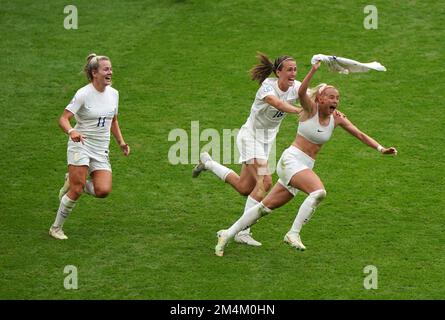 Foto del file datata 31/07/22 di Chloe Kelly, Inghilterra, celebra il secondo gol del gioco durante la finale di UEFA Women's Euro 2022 al Wembley Stadium di Londra.i fotografi del PA scelgono le foto migliori delle storie più grandi del 2012. Hanno condiviso informazioni sulle storie dietro le immagini che hanno contribuito a definire il 2022. Dai funerali della Regina alla guerra in Ucraina, i fotografi dell'agenzia di stampa PA hanno scattato foto che catturano alcuni dei momenti più storici dell'anno. Qui scelgono le loro foto preferite e condividono informazioni sulle storie che hanno contribuito a definire il 2 Foto Stock