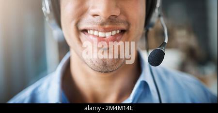 Parliamo. un giovane uomo irriconoscibile che lavora in un call center. Foto Stock