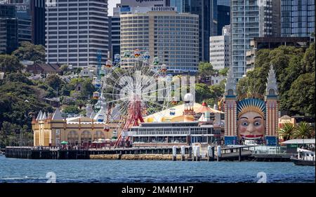 Luna Park Divertimenti visti dall'altra parte del porto di Sydney, Australia, il 9 dicembre 2022 Foto Stock