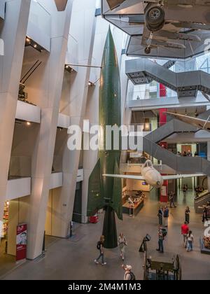 Un tedesco V2 II Guerra Mondiale rocket in piedi nella sala principale dell'Imperial War Museum di Londra, Regno Unito. Foto Stock