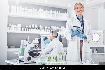 Tablet, ritratto o scienziato senior in laboratorio con un sorriso felice, mentalità di crescita o obiettivi in scienza medica. Faccia, donna o medico maturo con Foto Stock