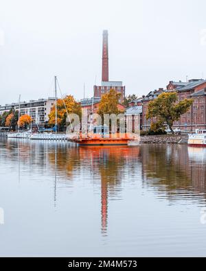 Uno scatto verticale di un traghetto fori nel fiume Aura in autunno a Turku, Finlandia Foto Stock