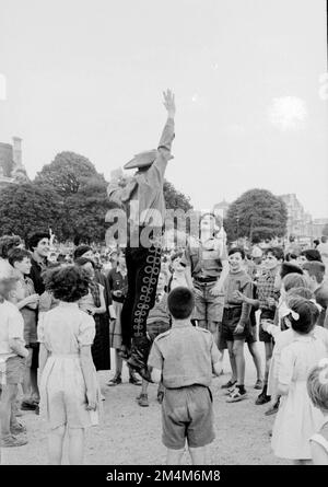 Attori 'Oklahoma' al Tuileries Garden e al Paris Café. Fotografie dei programmi di Marshall Plan, mostre e personale Foto Stock