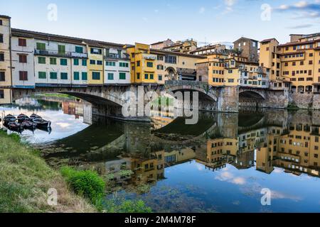 Lato est di Ponte Vecchio sull'Arno all'alba a Firenze, Toscana, Italia Foto Stock