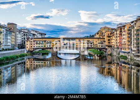 Ponte Vecchio sull'Arno all'alba da Ponte Santa Trinita a Firenze, Toscana, Italia Foto Stock