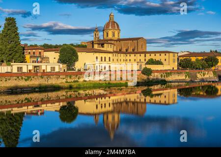 Chiesa di San Frediano a Cestello (Chiesa di San Frediano a Cestello) sulla sponda sud dell'Arno all'alba – Firenze, Toscana, Italia Foto Stock