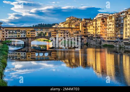 Riflessi colorati di Ponte Vecchio e degli edifici sulla riva sud dell'Arno all'alba a Firenze, Toscana, Italia Foto Stock