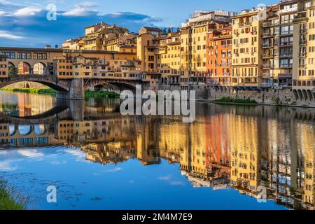 Riflessi colorati di Ponte Vecchio e degli edifici sulla riva sud dell'Arno all'alba a Firenze, Toscana, Italia Foto Stock