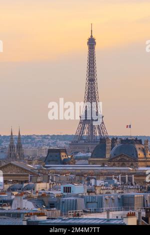 Vista al tramonto della Torre Eiffel con il museo del Louvre, la cattedrale di Notre-Dame e i tetti parigini. Famoso punto di riferimento, icona, destinazione di viaggio a Parigi, Francia. Foto Stock